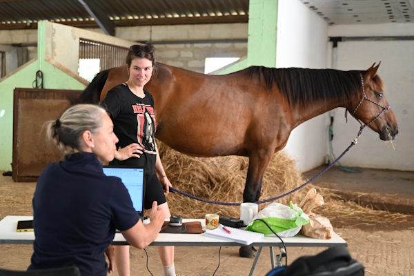 suivi nutritionnel d'un cheval de sport. Anne-Gaëlle Goachet et la propriétaire en pleine discussion autour du cheval après la pesée et l'évaluation de la note d'état corporel